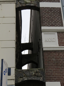 819694 Gezicht op de steunbogen in de smalle, afgesloten doorgang tussen de panden Oudegracht 82 (links) - 84 te ...